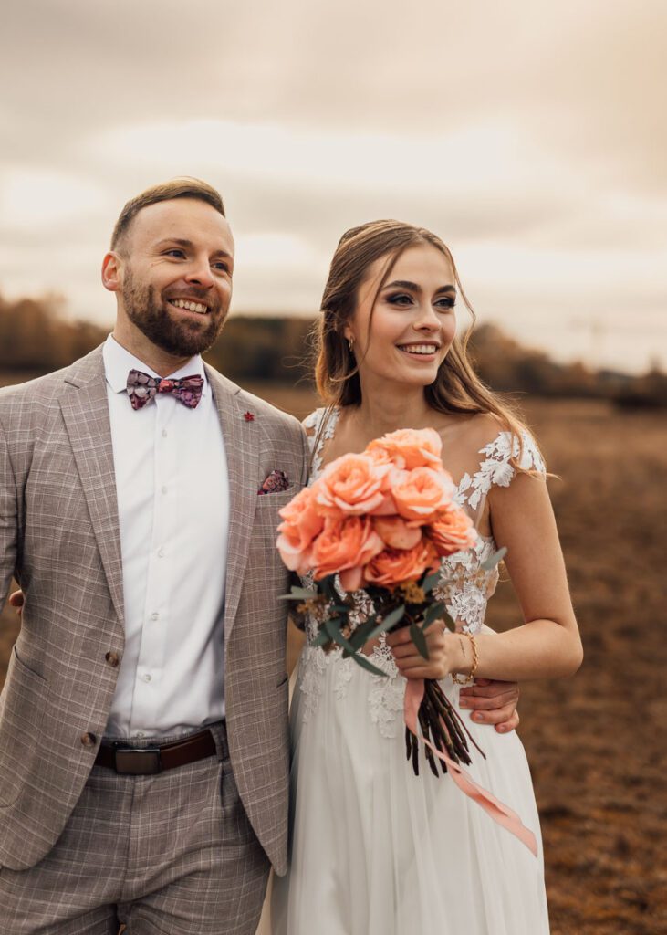 Hochzeitsshooting im Sonnenuntergang mit Brautstrauß