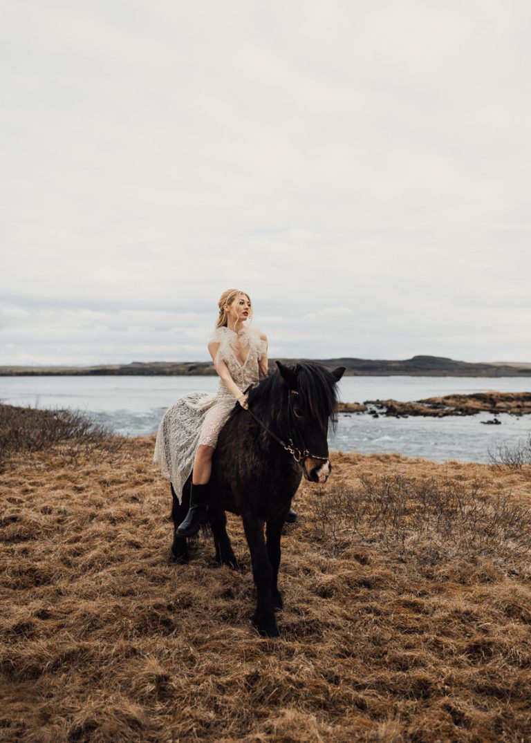 Hochzeitsshooting mit schwarzem Pony im Hochzeitsfotografie Bootcamp Island