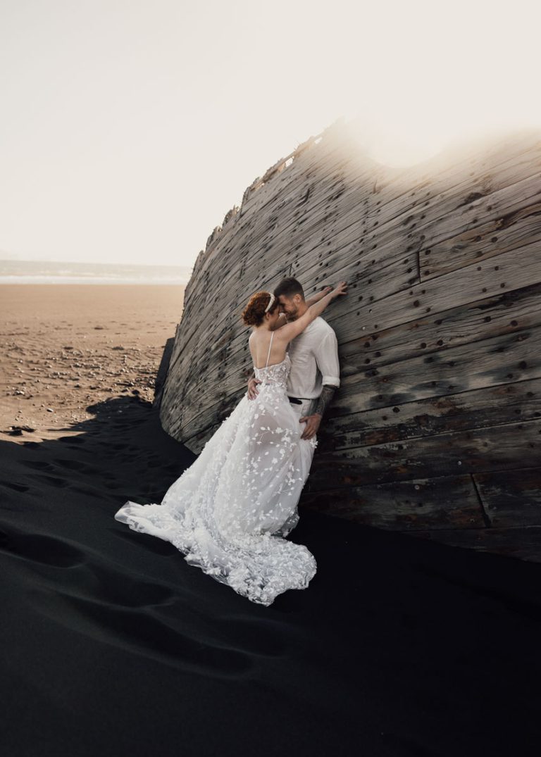 Brautpaar am Schiffswrack im Hochzeitsfotografie Bootcamp Island