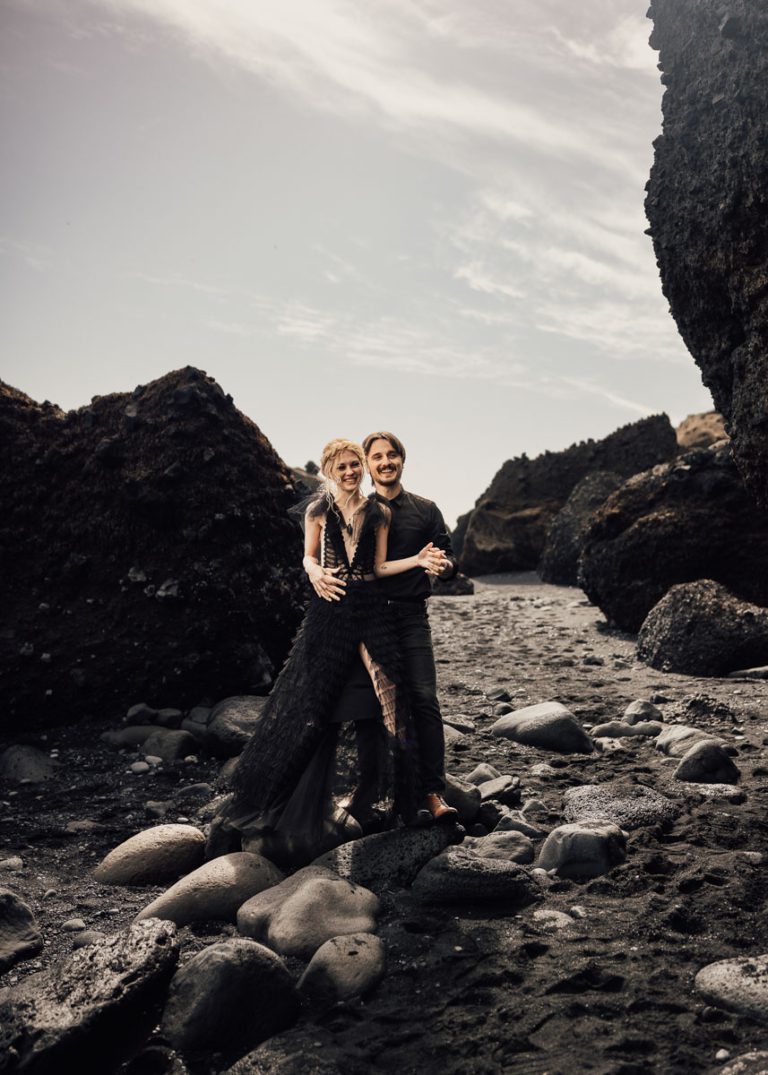 Brautpaar Shooting zwischen Steinen im Hochzeitsfotografie Bootcamp Island