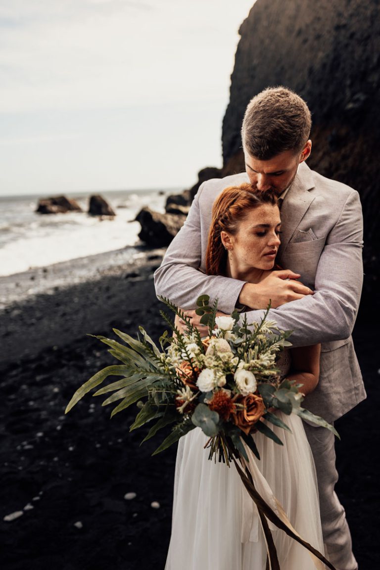 Brautpaar Shooting am Meer mit Strauß im Hochzeitsfotografie Bootcamp Island