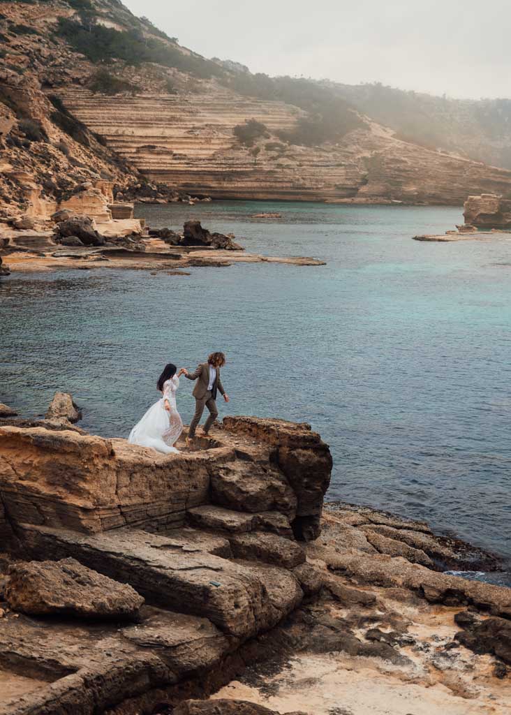 Hochzeitsshooting Klippen am Meer im Hochzeitsfotografie Bootcamp Mallorca