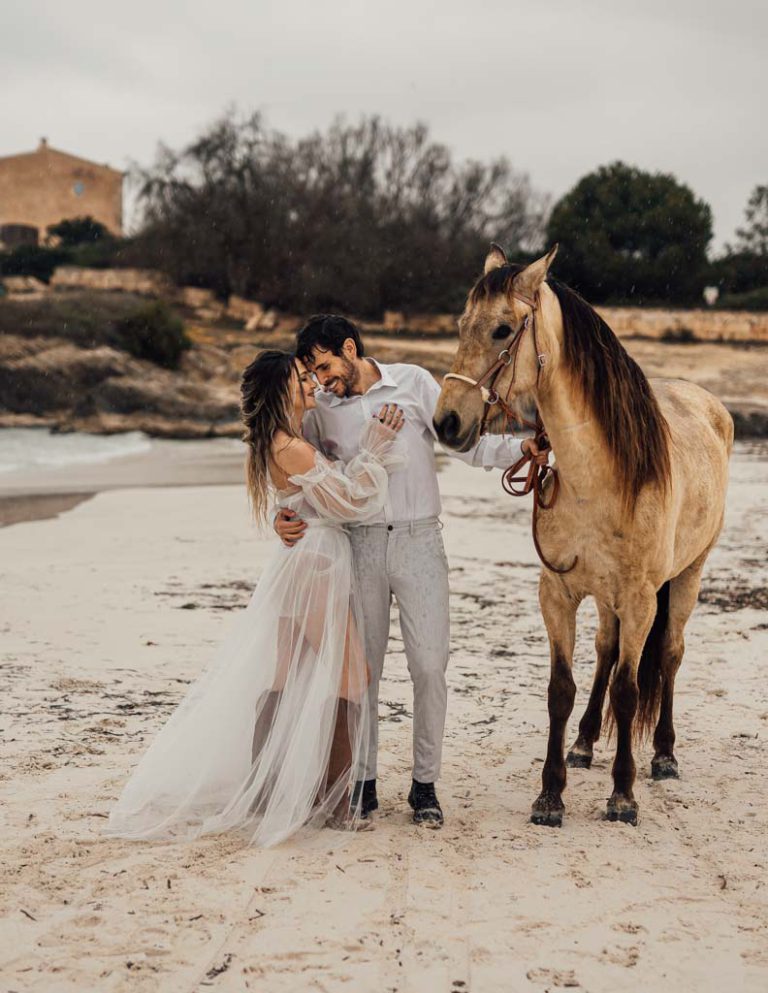Hochzeitsshooting mit Pferd am Strand im Hochzeitsfotografie Bootcamp Mallorca