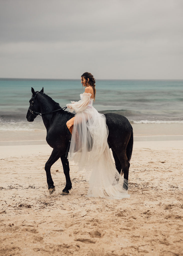 Shooting mit Pferd am Strand im Hochzeitsfotografie Bootcamp Mallorca