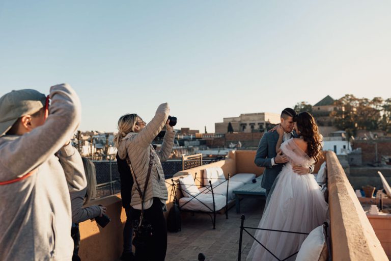 Hinter den Kulissen Hochzeitsshooting über den Dächern von Marokko im Hochzeitsfotografie Bootcamp Marokko
