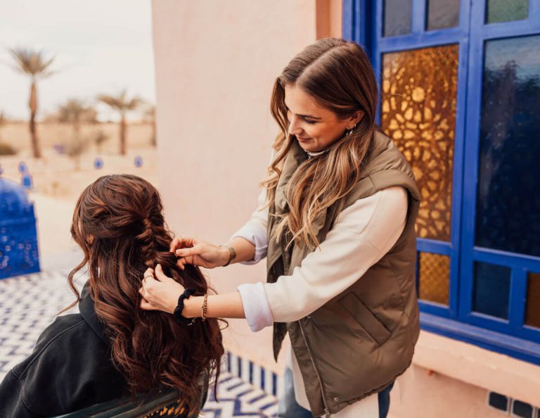 Frisur richten für Brautshooting in der Wüste im Hochzeitsfotografie Bootcamp Marokko