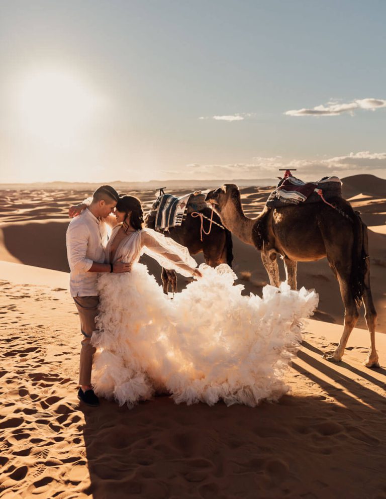 Brautshooting in der Wüste mit Kamel im Hochzeitsfotografie Bootcamp Marokko