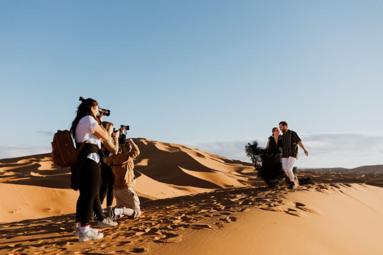 Hinter den Kulissen beim fotografieren Hochzeitsshooting in der Wüste im Hochzeitsfotografie Bootcamp Marokko