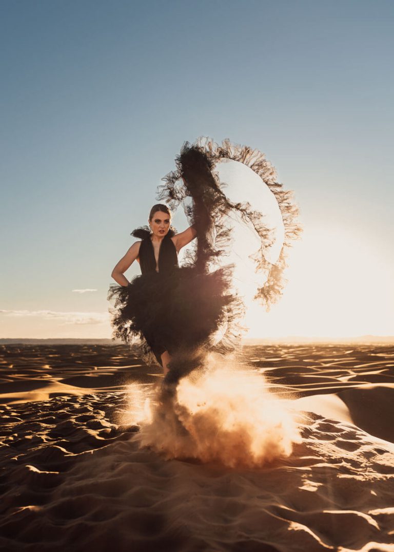 Brautshooting schwarzes Kleid in der Wüste im Hochzeitsfotografie Bootcamp Marokko