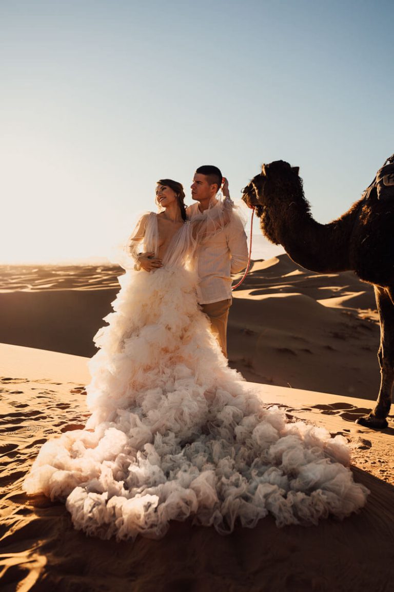 Hochzeitsshooting mit Kamel in der Wüste im Hochzeitsfotografie Bootcamp Marokko