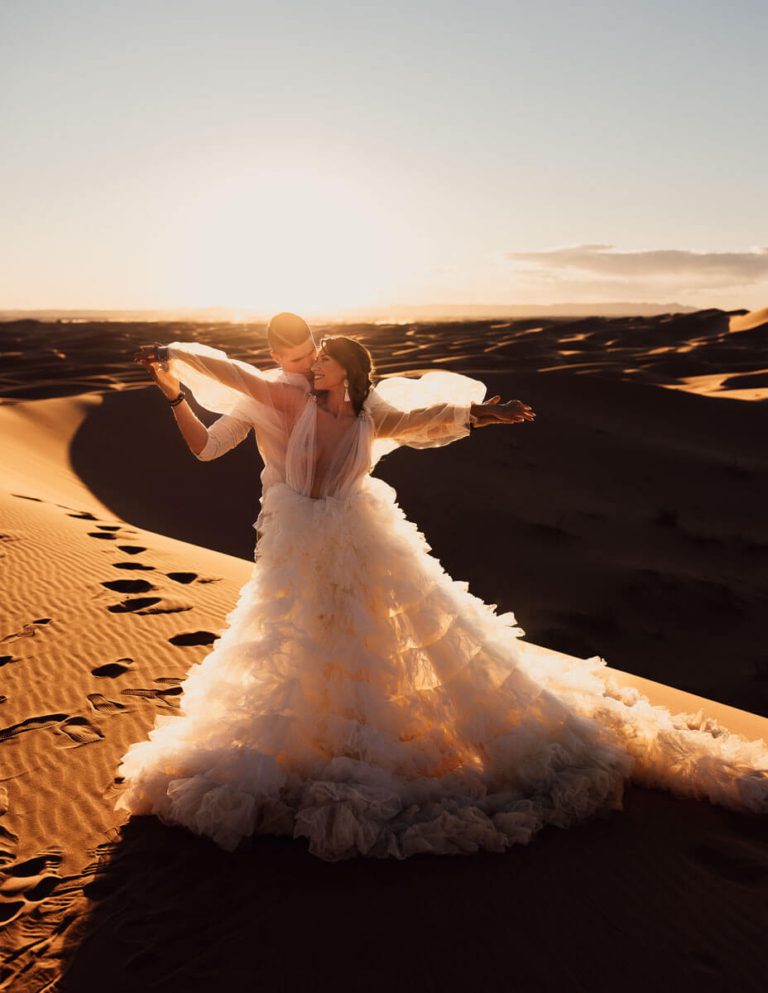 Hochzeitsshooting Sonnenuntergang in der Wüste im Hochzeitsfotografie Bootcamp Marokko