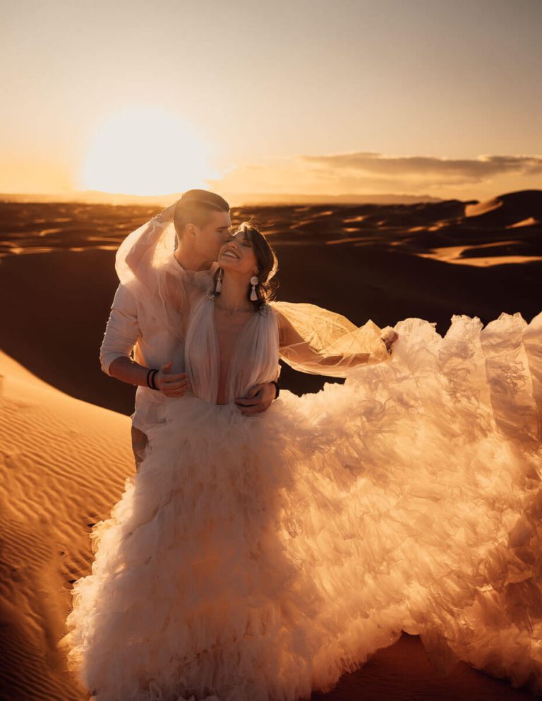 Hochzeitsshooting Sonnenuntergang in der Wüste im Hochzeitsfotografie Bootcamp Marokko