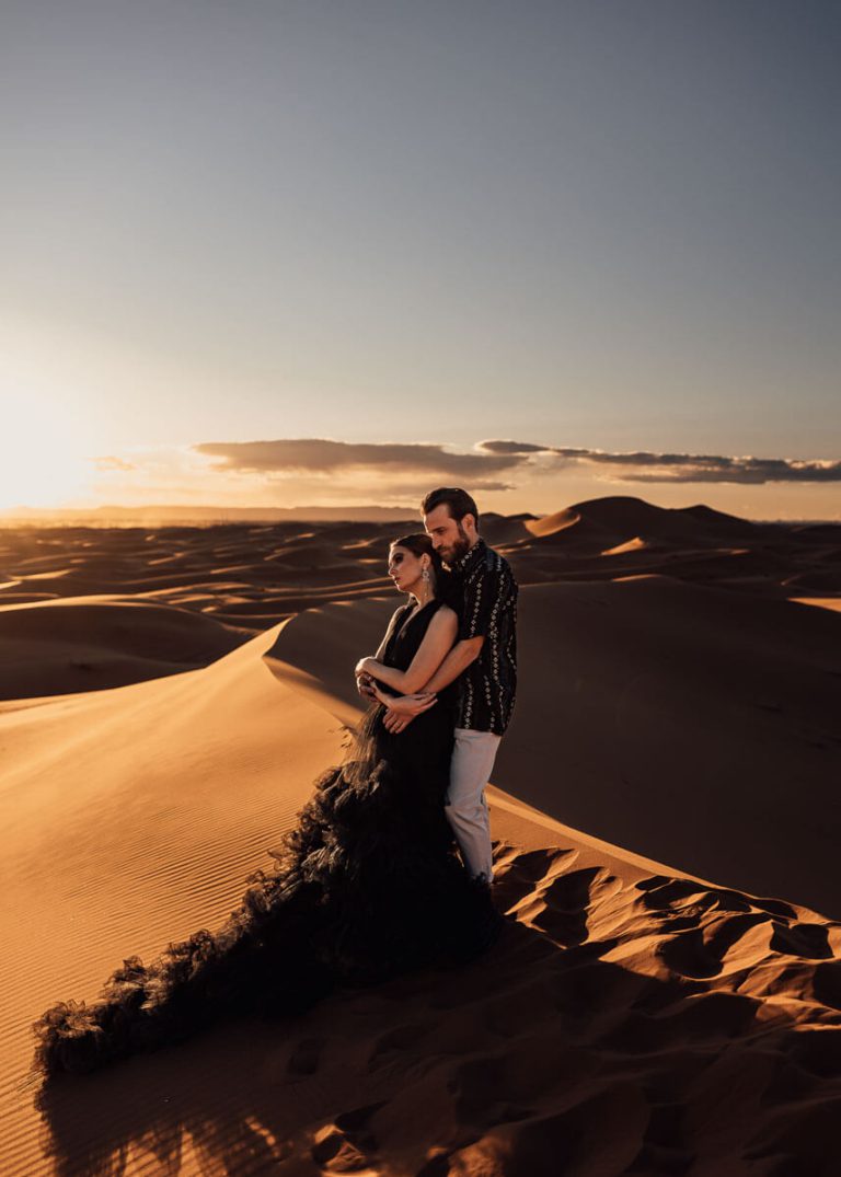 Hochzeitsshooting Sonnenuntergang in der Wüste mit feinem Sand im Hochzeitsfotografie Bootcamp Marokko