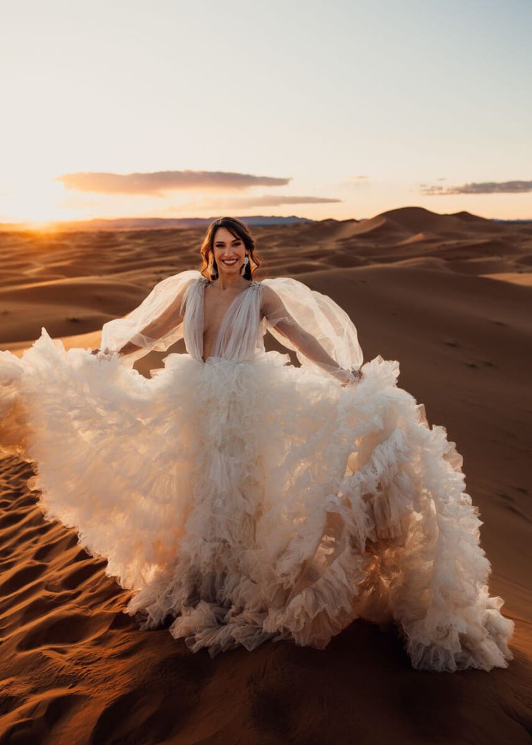 Hochzeitsshooting ausgefallenes Kleid in der Wüste im Hochzeitsfotografie Bootcamp Marokko