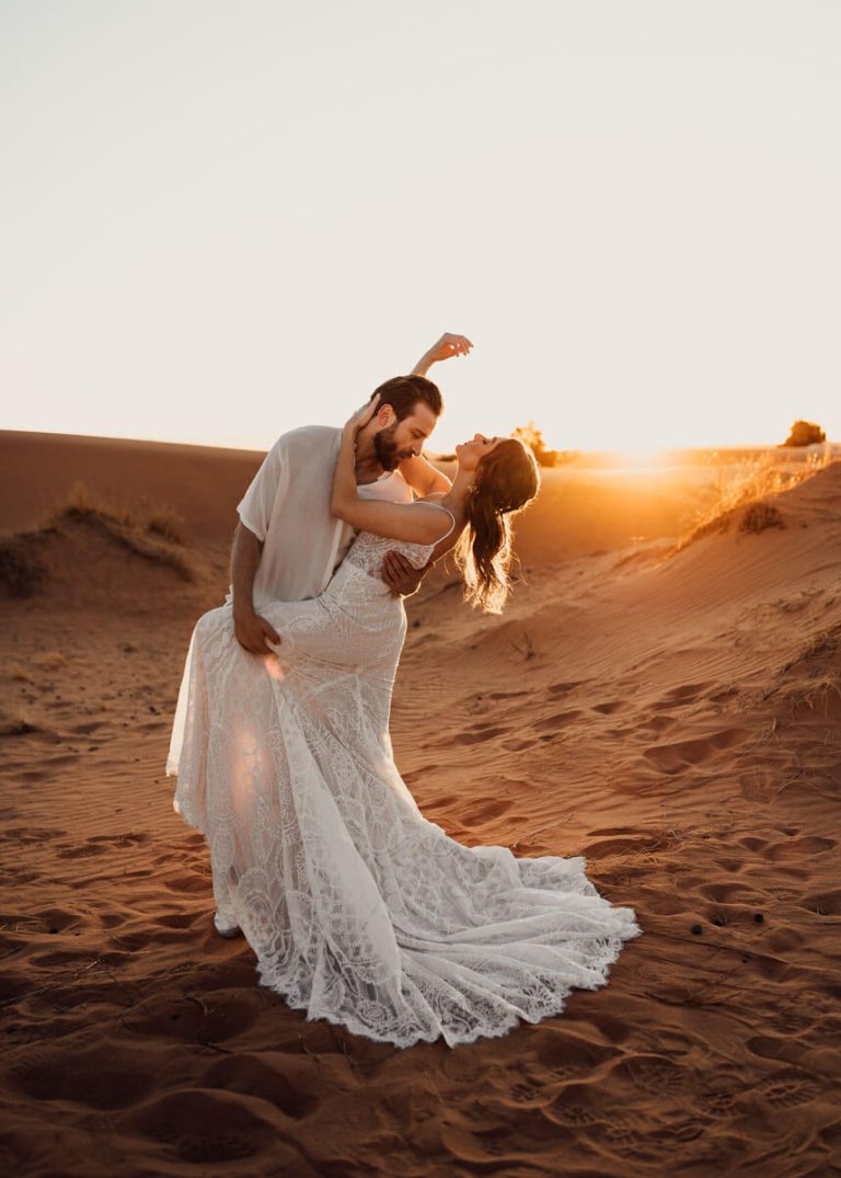 Hochzeitsshooting weißes Kleid in der Wüste im Hochzeitsfotografie Bootcamp Marokko