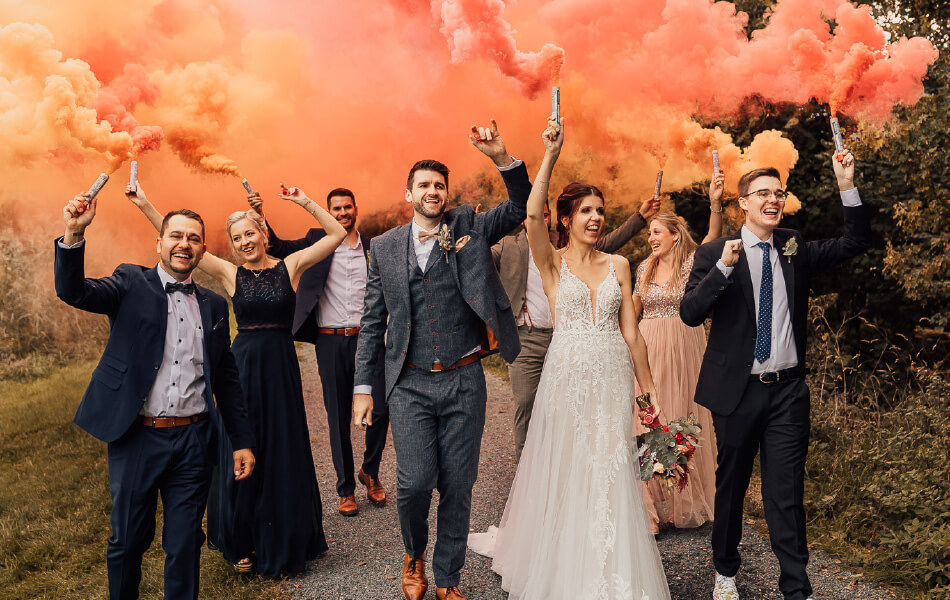 Gruppenshooting Hochzeitsfotografie mit farbigem Rauch