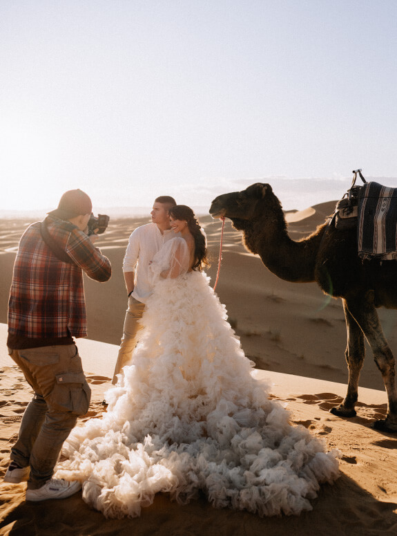 Hochzeitsshooting mit Kamel in der Wüste Marokkos