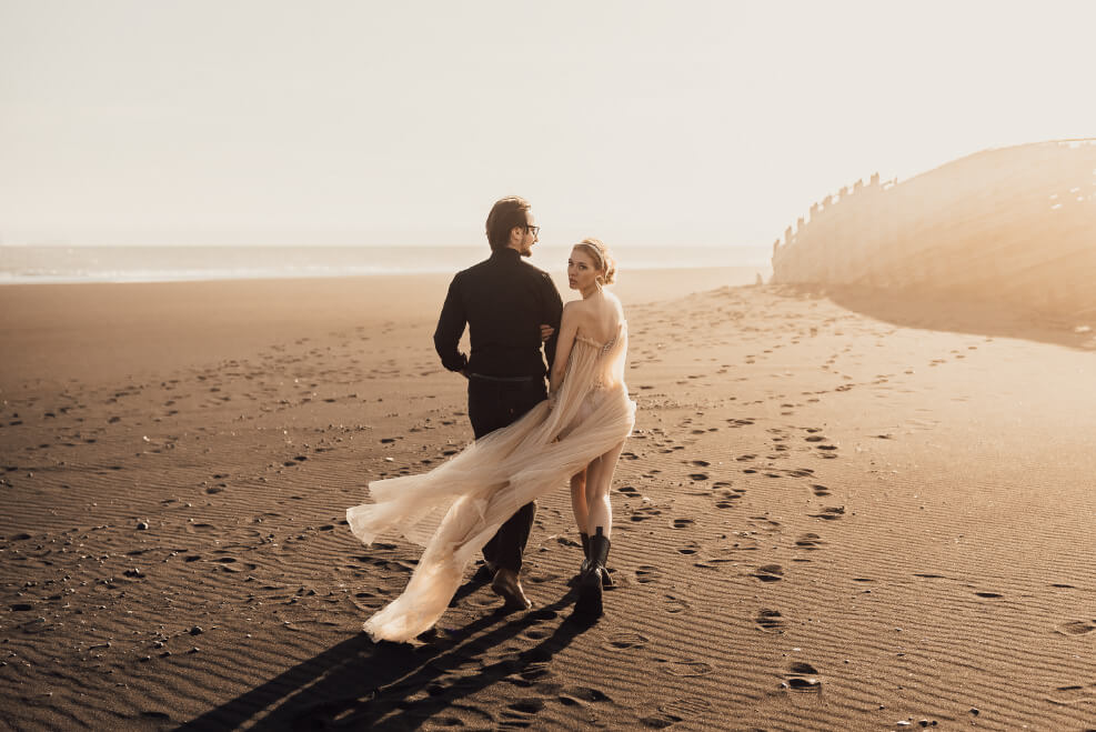 Hochzeitsshooting am Strand mit Schiffswrack in Island